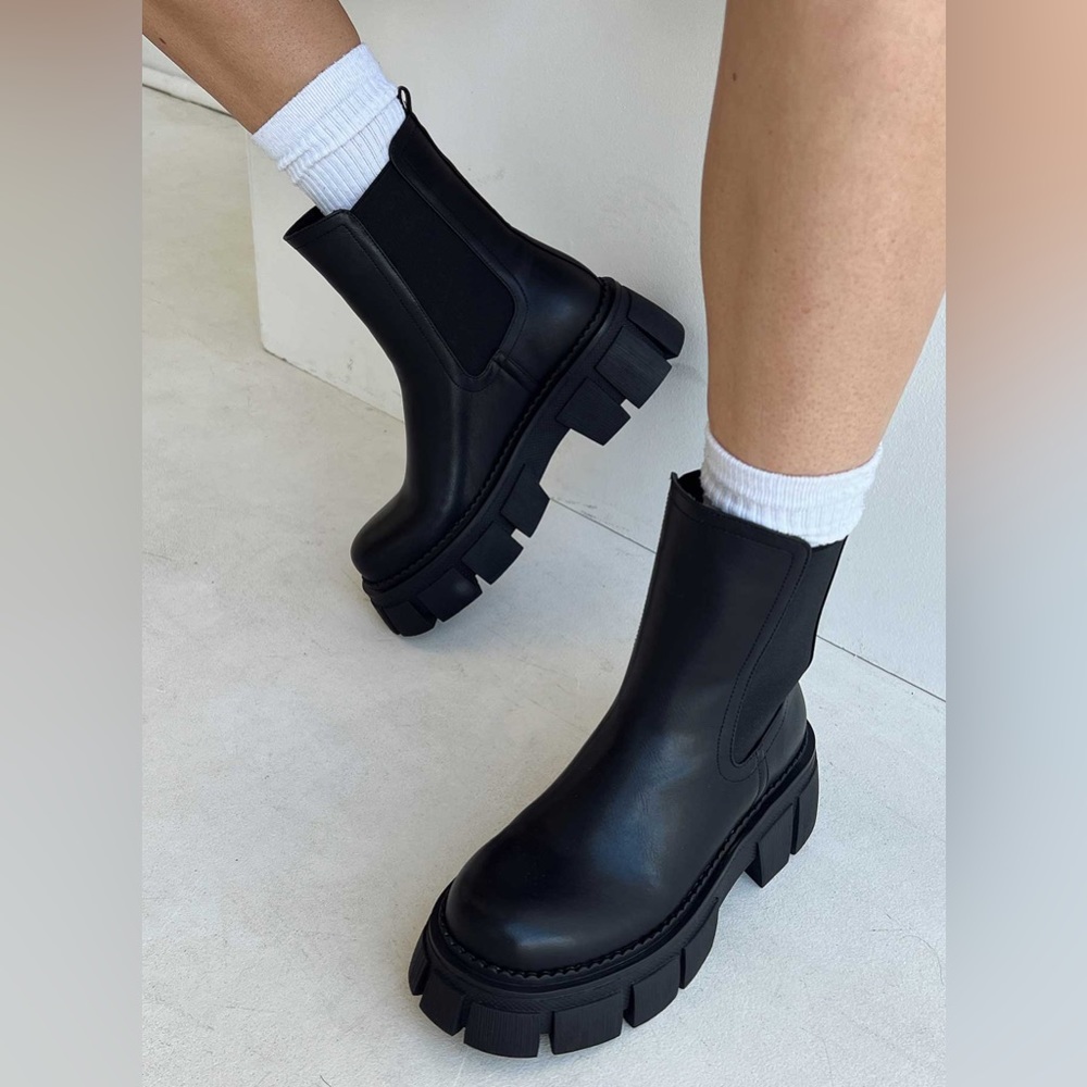 UNWORN Princess Polly Black Booties